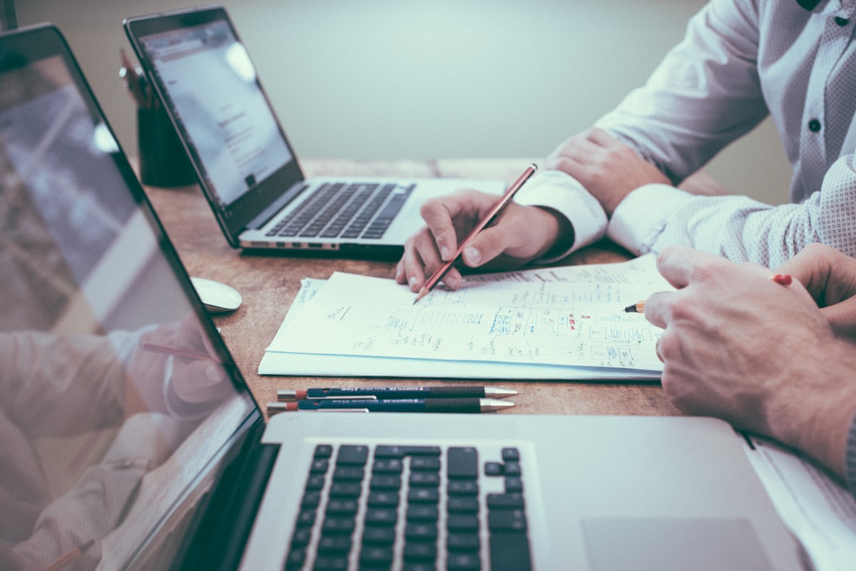 Consultores revisando procesos de un sistema SAP